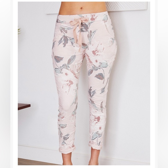 NWT Venti6 super stretchy, super comfortable pink & mauve floral crinkle joggers - Picture 4 of 4